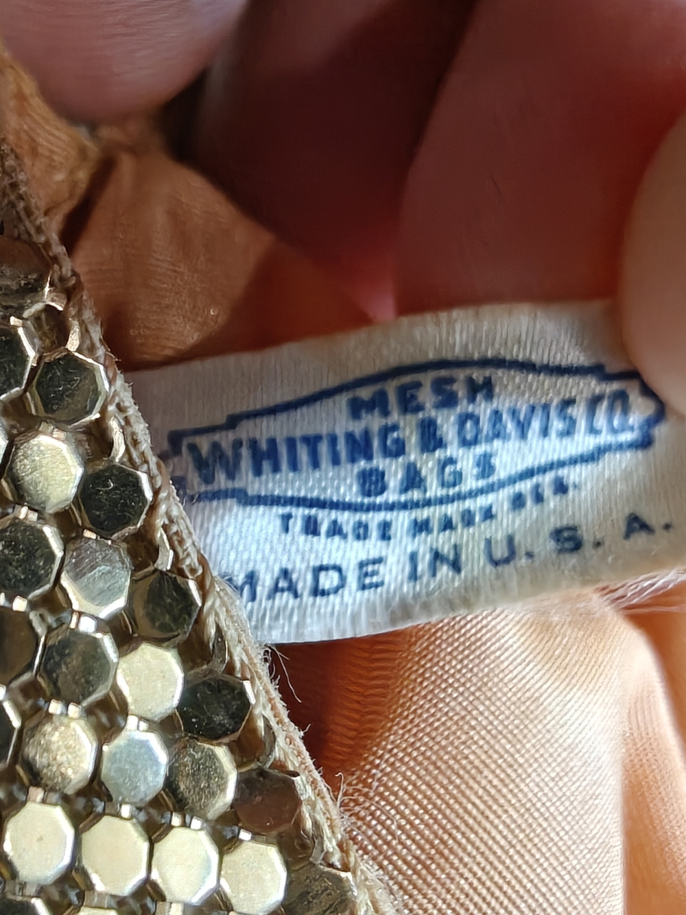 π’ Whiting & Davis Vintage gold mesh clutch with a decorative rhinestone clasp - Picture 3 of 10